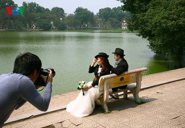 Ngày nắng đẹp, rất nhiều đôi uyên ương tới Hồ Gươm để chụp ảnh cưới